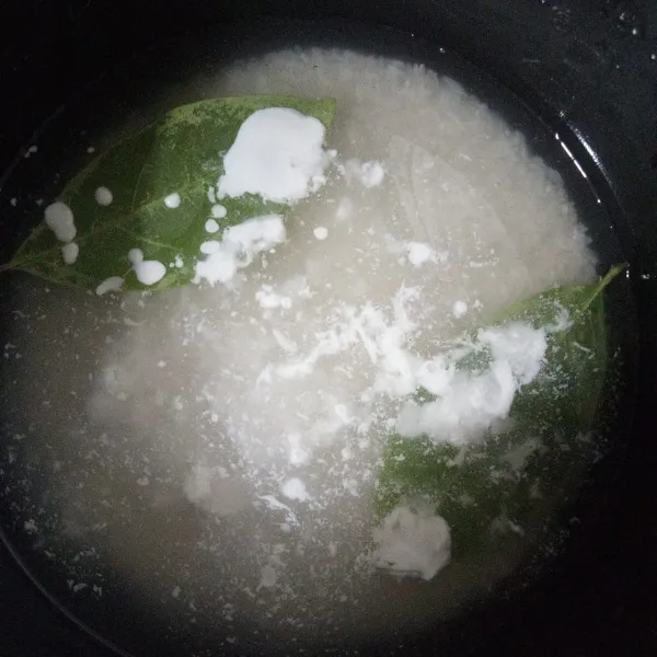 Masukan semua bahan untuk memasak nasi ke dalam beras yang sudah dicuci dan masak di rice cooker.