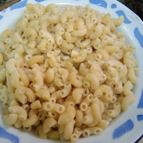 Rebus macaroni sesuai petunjuk kemasan, tiriskan kemudian sisihkan.