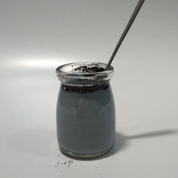 Campurkan susu dengan charcoal powder.