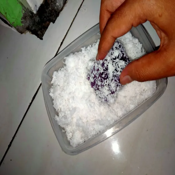 Potong-potong adonan sesuai selera. Kemudian baluri ke dalam kelapa parut kukus. Tata di atas piring saji & siap dihidangkan