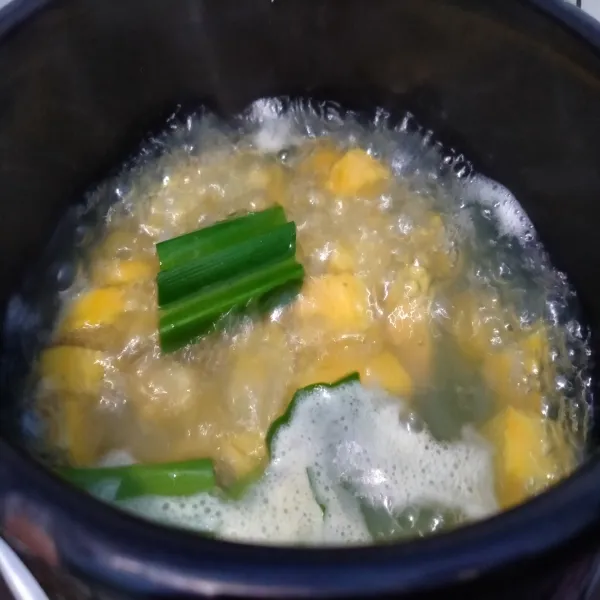 Rebus ubi dengan air, beri daun pandan, cengkeh dan kayu manis. Rebus sampai setengah empuk.
