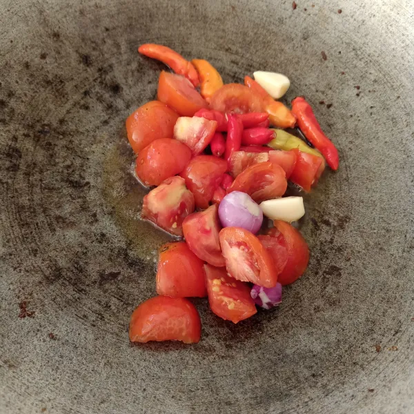 Goreng cabe, tomat, bawang merah, bawang putih dengan sedikit minyak goreng sampai agak layu.