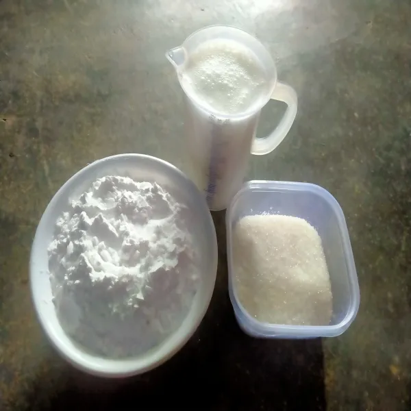 Siapkan bahan lainnya, tepung tapioka, gula & santan