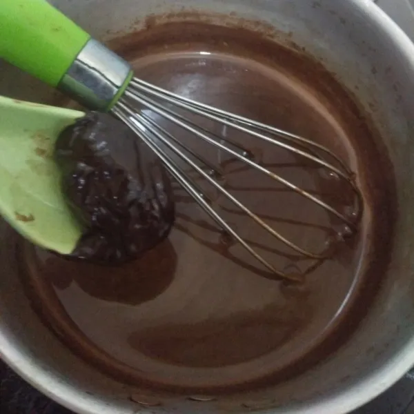 Tuangi cokelat ke dalam panci berisi cokelat.