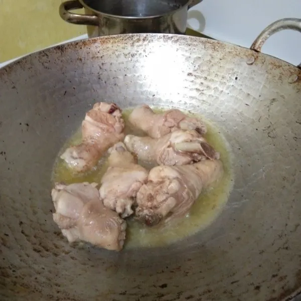 Goreng ayam rebus hingga kecokelatan, tiriskan kemudian suwir suwir, sisihkan.