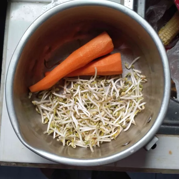 Siapkan tauge dan wortel lalu cuci bersih tauge dan wortel