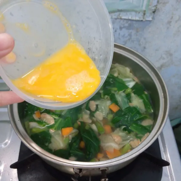 Masukan telur. Aduk . Masak sebentar. Angkat dan sajikan bersama taburan bawang goreng.