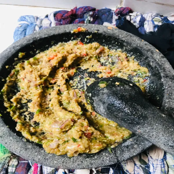 Uleg halus secara bertahap ketumbar, garam, cabe, bawang putih, bawang merah, ebi, dan kencur