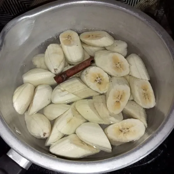 Rebus pisang, air dan kayumanis.