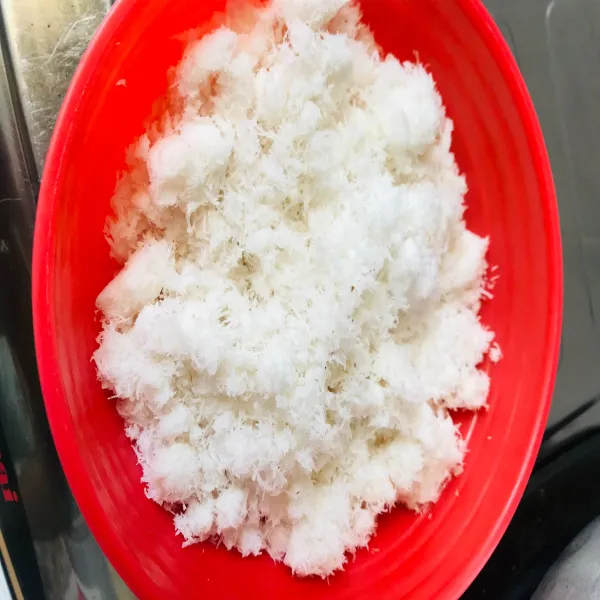 Siapkan kelapa yang sudah diparut