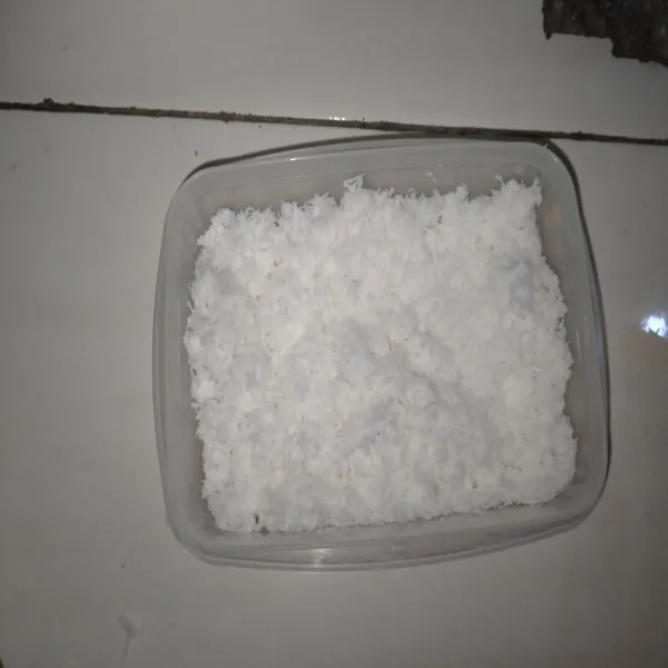 Siapkan kelapa parut yang sudah dikukus.