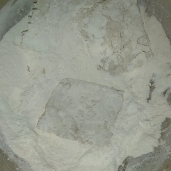 Balurkan tempe ke campuran tepung besar dan tepung terigu hingga rata.