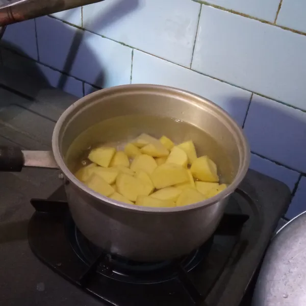 Kupas, potong, cuci bersih kentang. Rebus 20 menit.