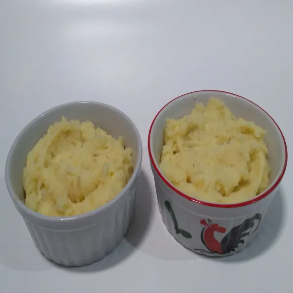Masukan mashed potato ke dalam ramekin.