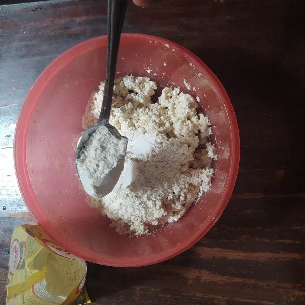 Masukkan tepung bumbu serbaguna, lada bubuk dan garam. Tes rasa.