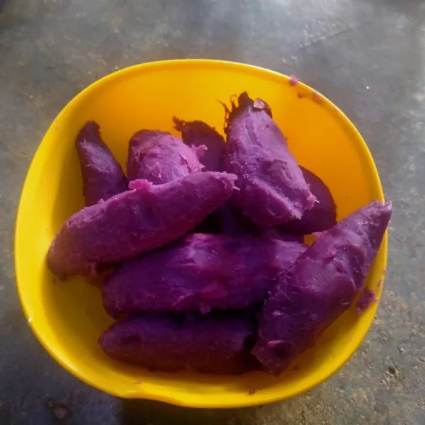 Bersihkan ubi dari kulitnya, cuci bersih di air mengalir kemudian kukus kurang lebih 20 menit. Angkat & sisihkan