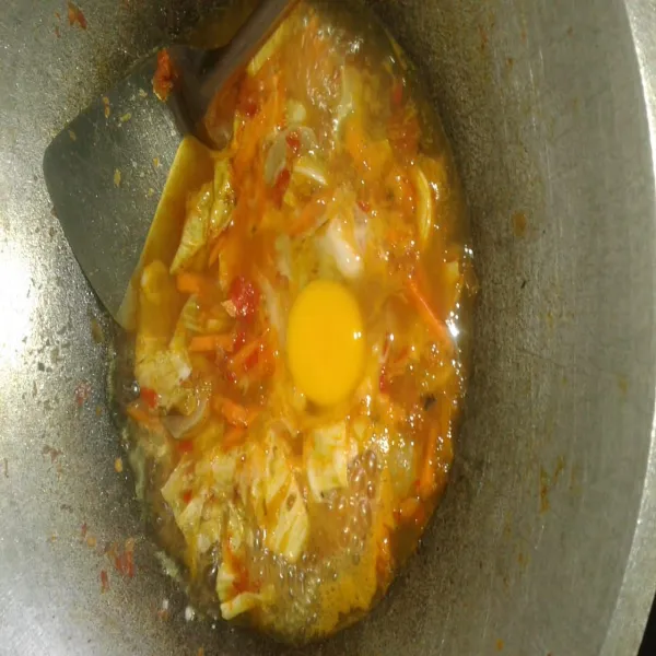Setelah mendidih, masukkan telur. Aduk asal saja sampai telur menjadi orak-arik. Biarkan sampai telur matang.