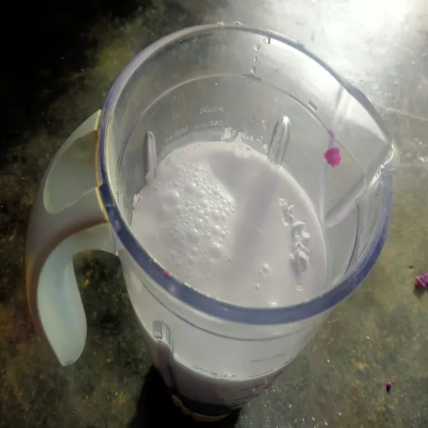 Masukan semua bahan menjadi satu ke dalam blender (ubi, tepung, gula, garam & santan) blender sampai halus