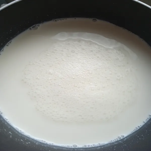 Masak bubuk agar-agar, gula pasir dan susu cair dalam panci sampai mendidih.