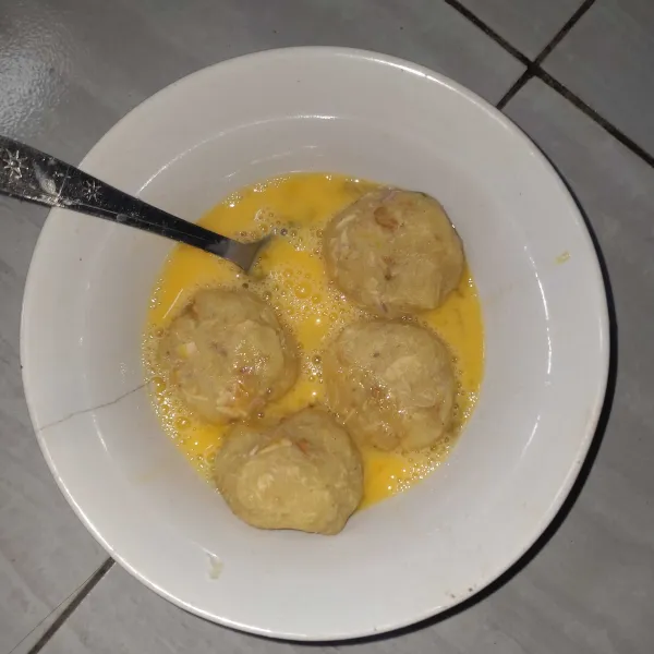 Masukan bergedel pada kocokan telur lalu goreng hingga kuning kecoklatan. Angkat, tiriskan lalu siap disajikan