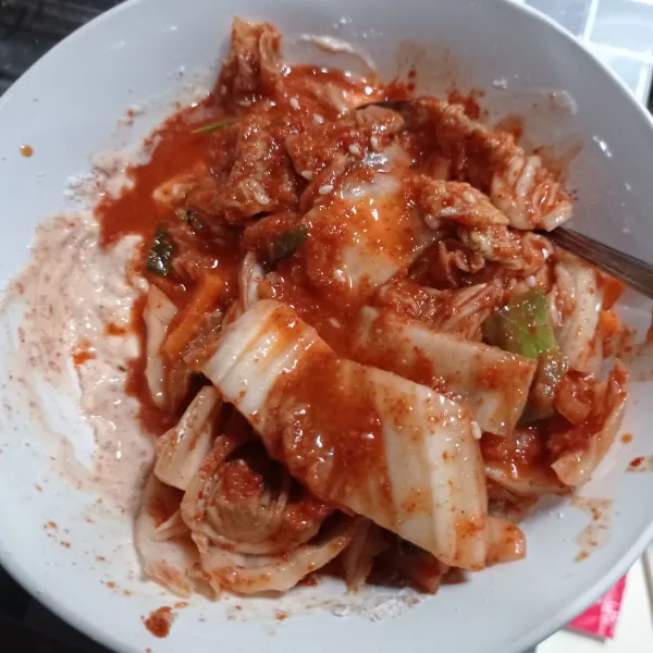 Masukkan potongan kimchi, aduk lagi hingga benar tercampur rata.