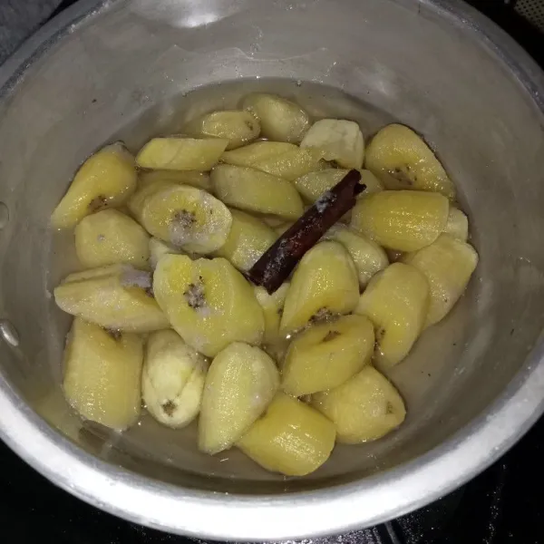Masak sekitar 10 menit atau hingga pisang matang.