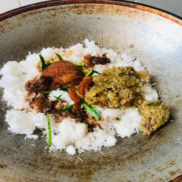 Satukan semua bahan dan sangrai hingga wangi dan matang