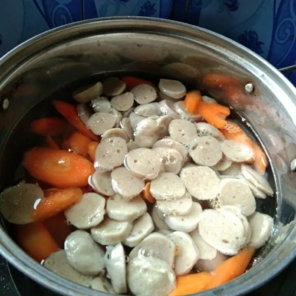Sesudah wortel setengah matang masukan irisan bakso, tambahkan garam, merica bubuk dan kaldu jamur