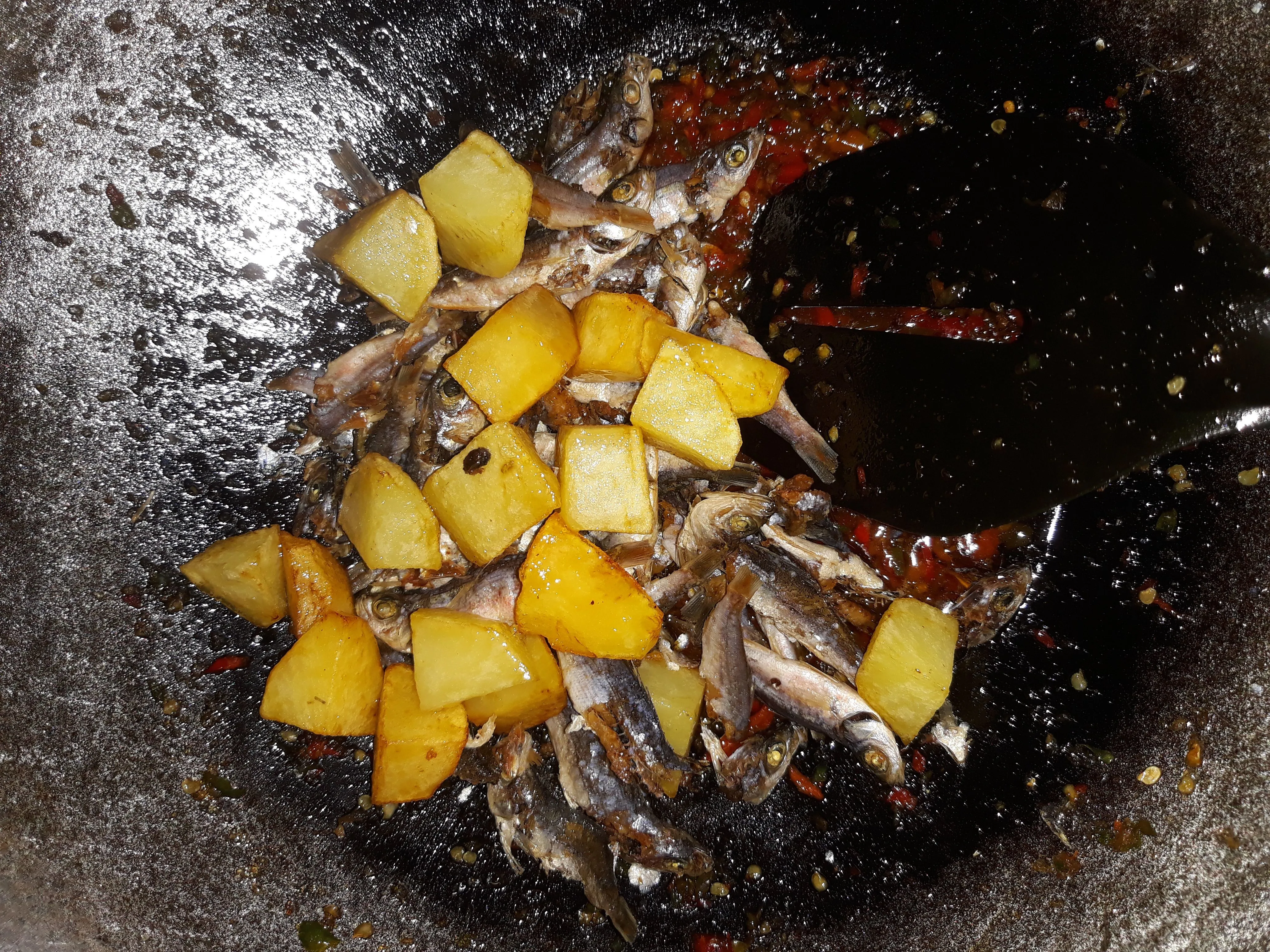Step 5 Ikan Tamban Balado Kentang