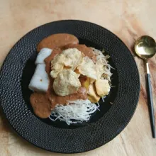 Tambahkan saus kacang, kucuri kecap manis dan beri emping goreng