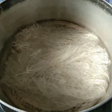 Rebus bihun hingga lunak, tiriskan