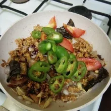 Tambahkan kecap manis, cabe gendot dan tomat, aduk rata