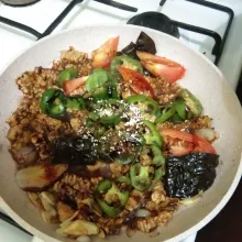 Tambahkan air, garam dan kaldu jamur