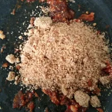 Masukan kacang tanah yang sudah dihaluskan