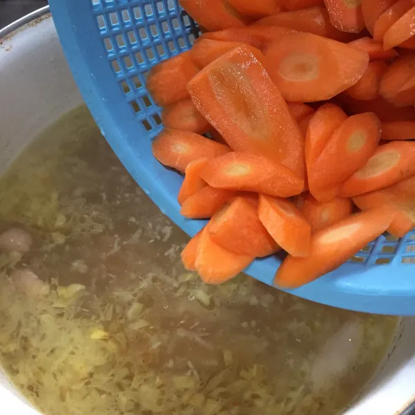 Tambahkan wortel, rebus hingga matang.