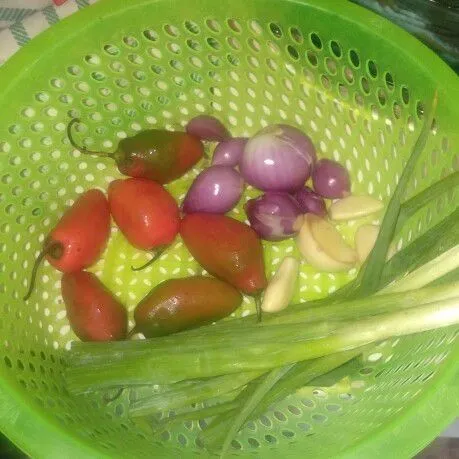 Bersihkan bawang merah, bawang putih dan cabe, lalu cuci dan tiriskan.