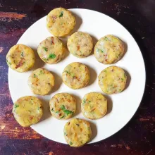Bentuk adonan sesuai selera. Setelah jadi bisa disimpan di freezer ataupun langsung digoreng. Sebelum digoreng celupkan perkedel ke dalam 1 butir telur ayam yang sudah dikocok. Goreng sampai cokelat keemasan. Selamat mencoba yah teman-teman!