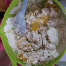 Campurkan ubi yang sudah dihaluskan dengan tepung, gula bubuk, baking powder, dan garam.