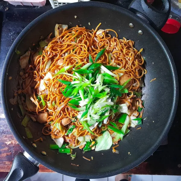 Bumbui juga dengan kecap asin, kecap Inggris serta lada bubuk, aduk rata kemudian tes ras. Bila sudah sesuai masukkan potongan daun bawang. Aduk kembali, matikan api dan siap disajikan.