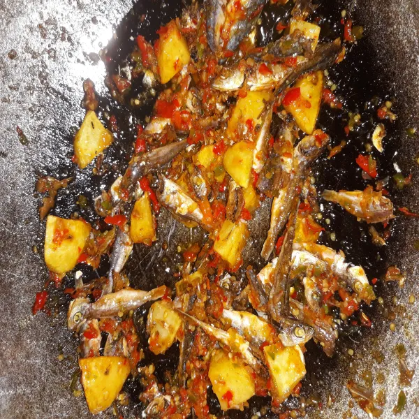 Koreksi rasa lalu ikan tamban balado kentang siap disajikan.
