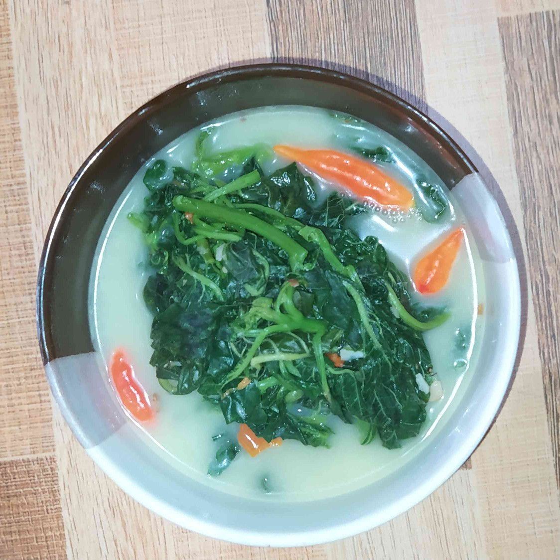 Proses memasak sayur bayam super pedas di atas kompor