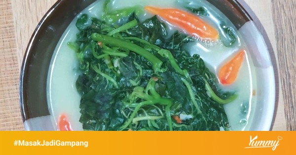 Proses memasak sayur bayam super pedas di atas kompor
