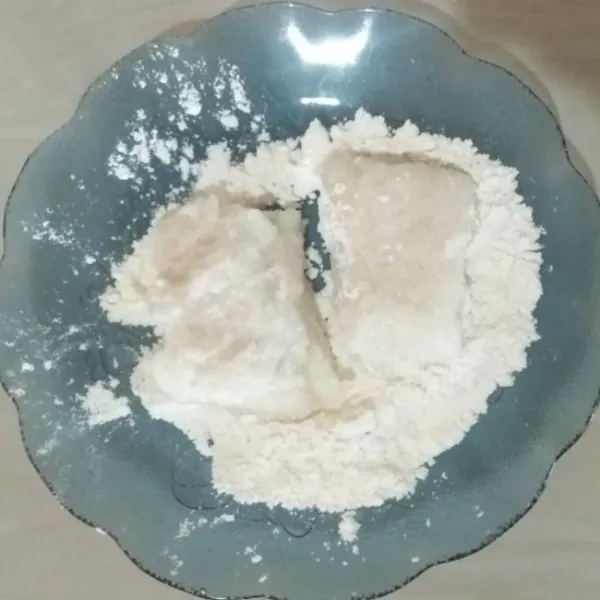 Potong-potong ulen sesuai selera (saya potong kotak-kotak). Lalu gulingkan ke tepung terigu.