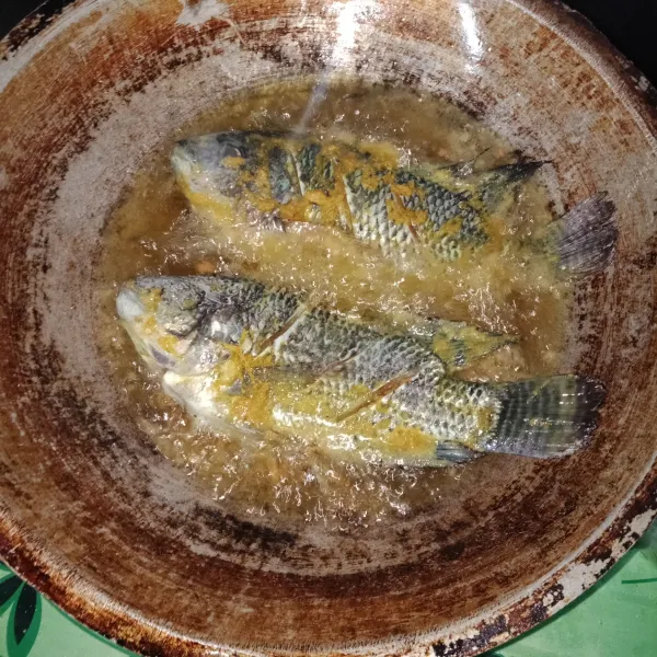 Siapkan wajan dan secukupnya minyak lalu goreng ikan hingga kuning keemasan dan sajikan dengan sambal tomat atau sambal bawang.