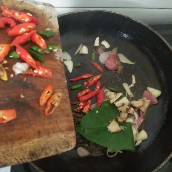 Tumis bawang merah dan bawang putih hingga harum. Masukkan cabe, daun salam dan lengkuas, tumis hingga layu.