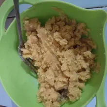 Bersihkan ubi, kukus, dan hancurkan.