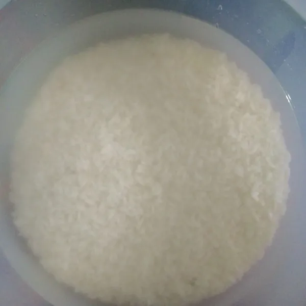 Cuci bersih beras ketan lalu rendam selama 2 jam, buang air rendamannya campur dengan garam. Aduk rata.