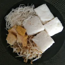 Siapkan piring, tata potongan lontong, tahu goreng, tauge dan bihun