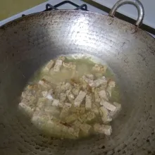 Goreng tempe hingga matang, tiriskan