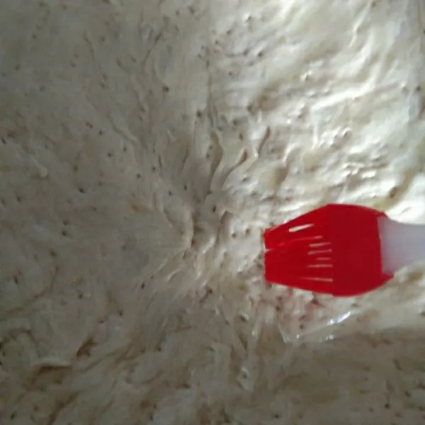 Setelah bahan dough mengembang, kemudian kempiskan, siapkan loyang olesi permukaan loyang dengan margarin, tata adonan dough ratakan, tusuk-tusuk dengan garpu, selanjutknya olesi dengan minyak goreng